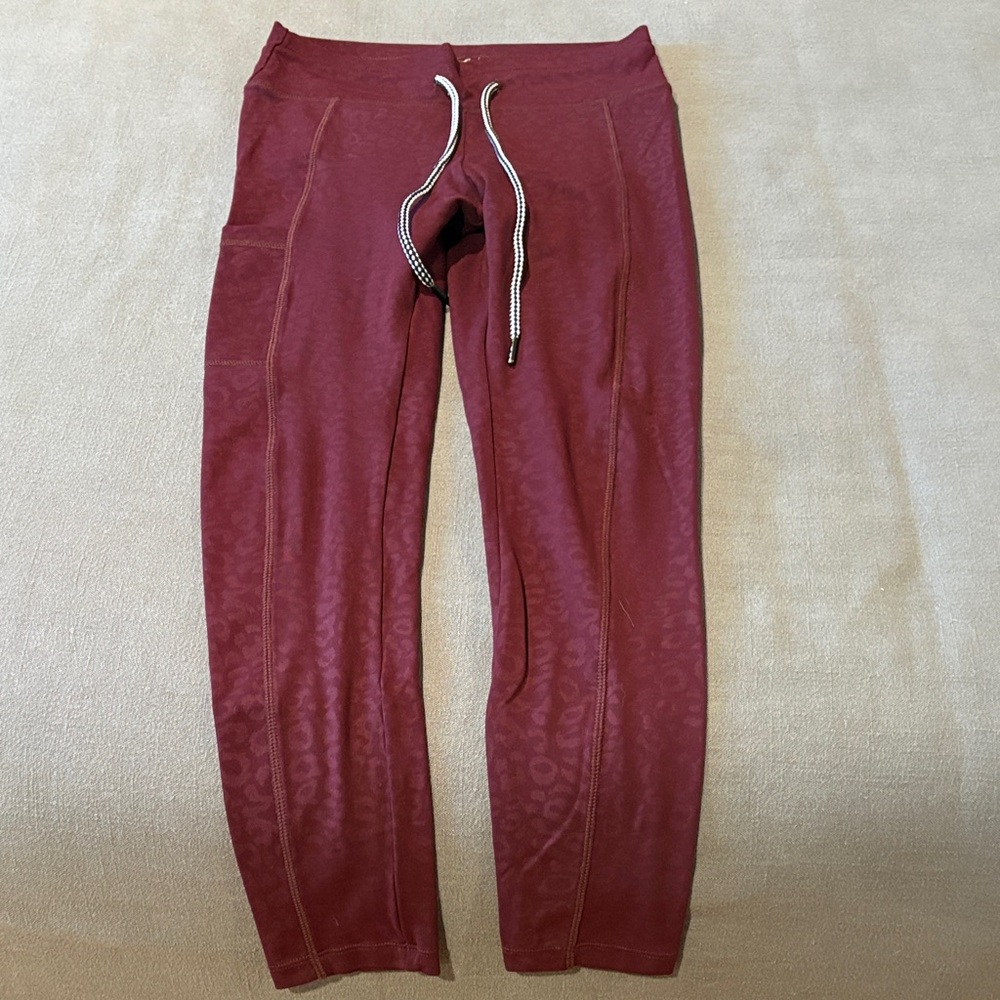 CB Athletic Leggings with Drawstring, side pocket and booty scrunch.